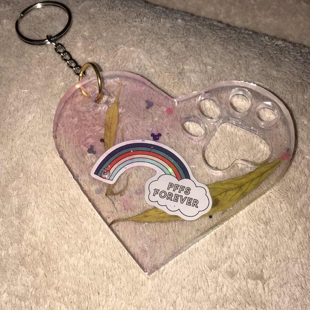 Custom epoxy heart with paw keychain PFFs forever with leaves 🍁